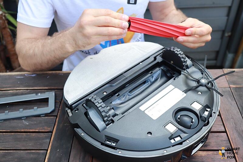 The rubber brush of the Roborock S7 MaxV is seen.
